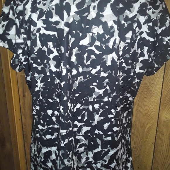 Larry Levine Short Sleeve Black & White Blouse - Picture 4 of 5